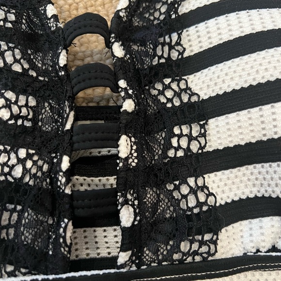 Cutest black and white tankini swimsuit 🩱 top with lace size small - Picture 2 of 5